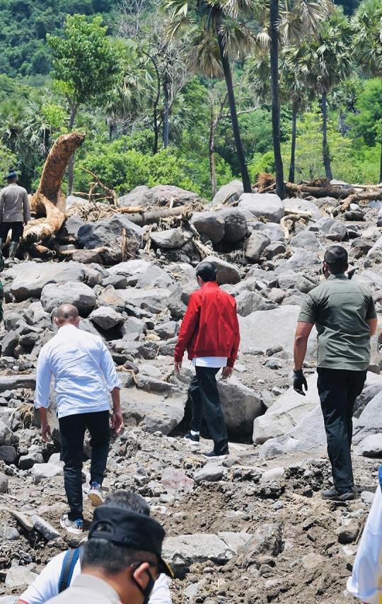 Presiden Jokowi Tinjau Lokasi Banjir Bandang di Lembata