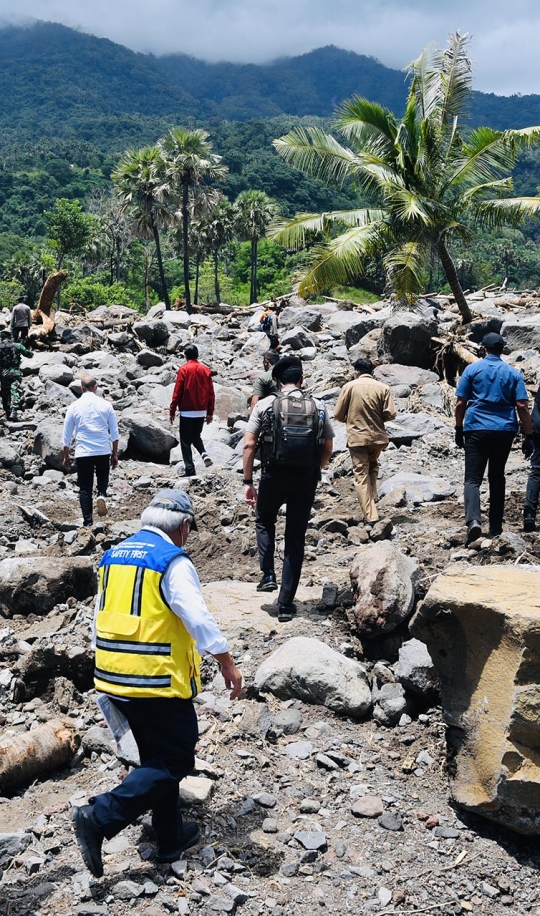 Presiden Jokowi Tinjau Lokasi Banjir Bandang di Lembata
