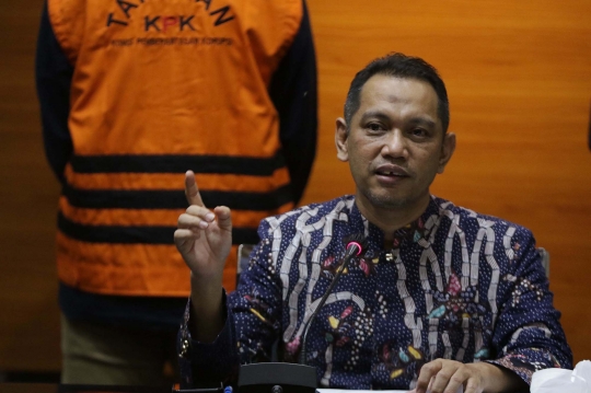 Ekspresi Bupati Bandung Barat dan Anaknya Ditahan KPK