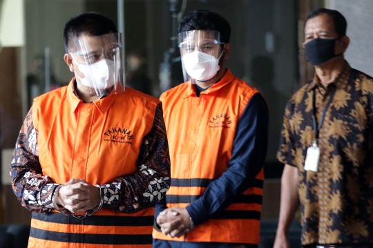 Ekspresi Bupati Bandung Barat dan Anaknya Ditahan KPK