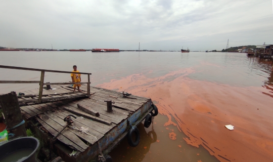 Penampakan Sungai Mahakam Diduga Tercemar Minyak Akibat Kapal Karam
