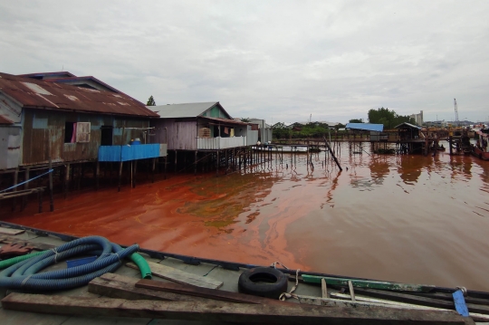 Penampakan Sungai Mahakam Diduga Tercemar Minyak Akibat Kapal Karam