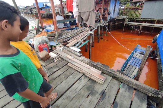 Penampakan Sungai Mahakam Diduga Tercemar Minyak Akibat Kapal Karam