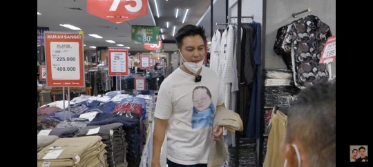 7 Potret Baim Wong Borong Pakaian Sampai Satu Truk Penuh Untuk Korban Banjir