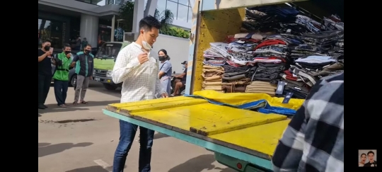 7 Potret Baim Wong Borong Pakaian Sampai Satu Truk Penuh Untuk Korban Banjir