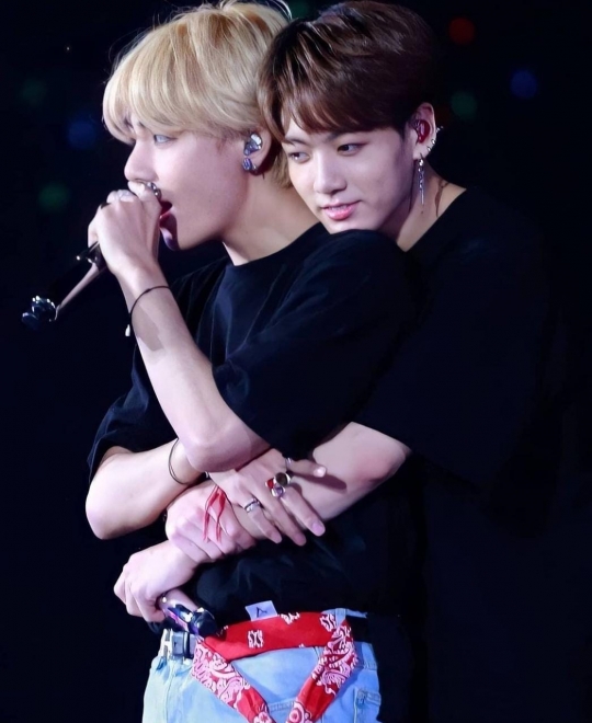 Banyak Di-Ship Hingga Dijuluki 'Taekook', Ini 7 Potret Persahabatan Jungkook & V BTS