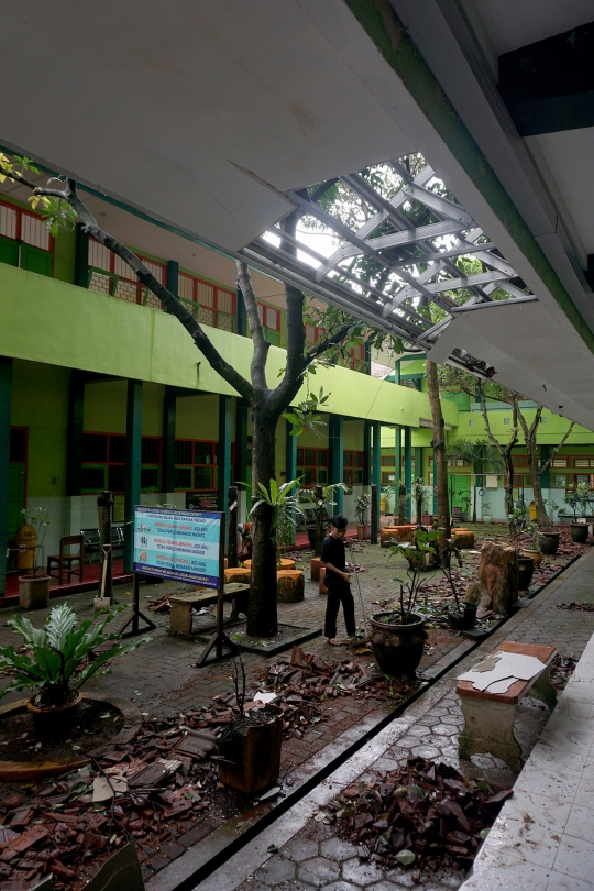 Reruntuhan Pascagempa di SMKN 1 Turen Mulai Dibersihkan