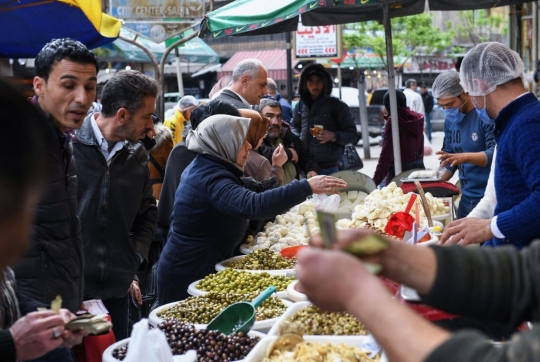 Persiapan Warga Suriah Belanja Kebutuhan Menyambut Ramadan