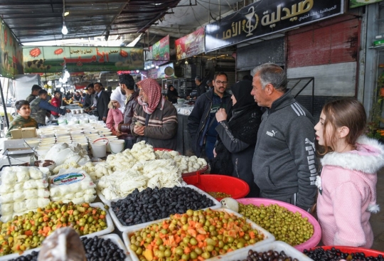 Persiapan Warga Suriah Belanja Kebutuhan Menyambut Ramadan