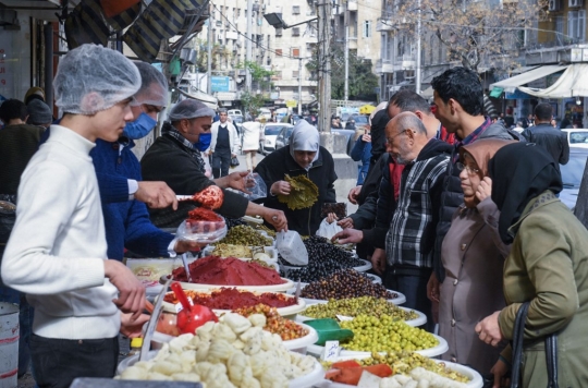 Persiapan Warga Suriah Belanja Kebutuhan Menyambut Ramadan
