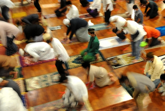 Suasana Salat Tarawih 1 Ramadan