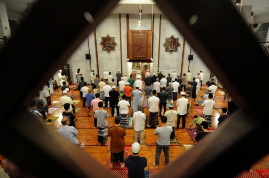 Suasana Salat Tarawih 1 Ramadan