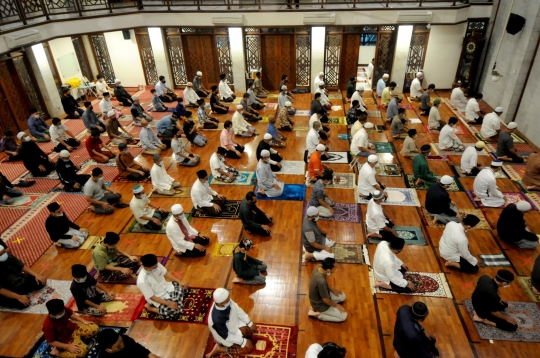 Suasana Salat Tarawih 1 Ramadan