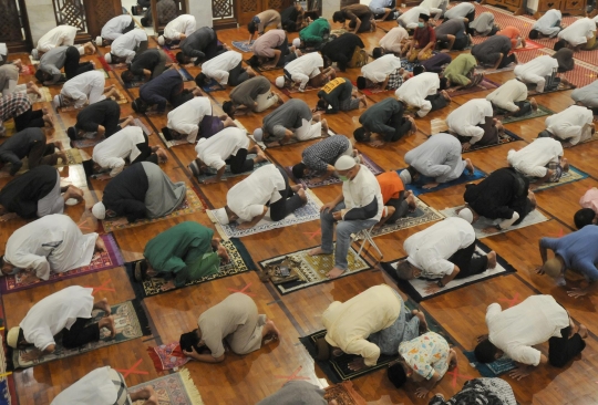 Suasana Salat Tarawih 1 Ramadan