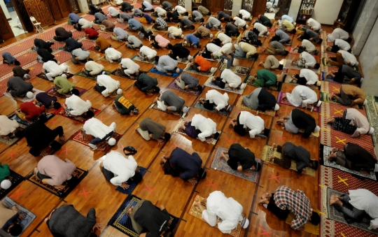 Suasana Salat Tarawih 1 Ramadan