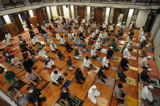 Suasana Salat Tarawih 1 Ramadan