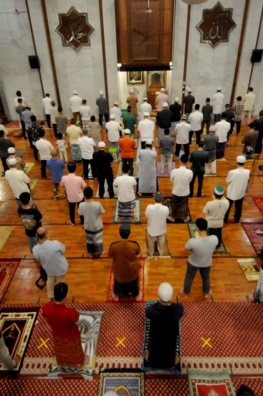 Suasana Salat Tarawih 1 Ramadan