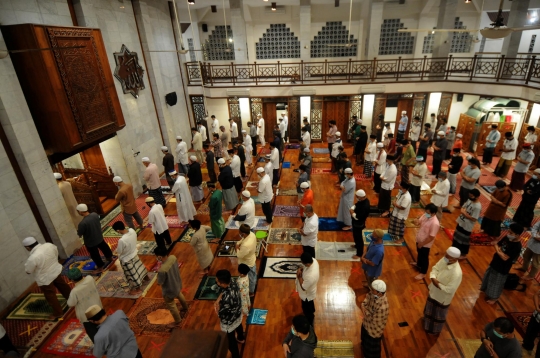 Suasana Salat Tarawih 1 Ramadan