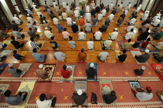 Suasana Salat Tarawih 1 Ramadan