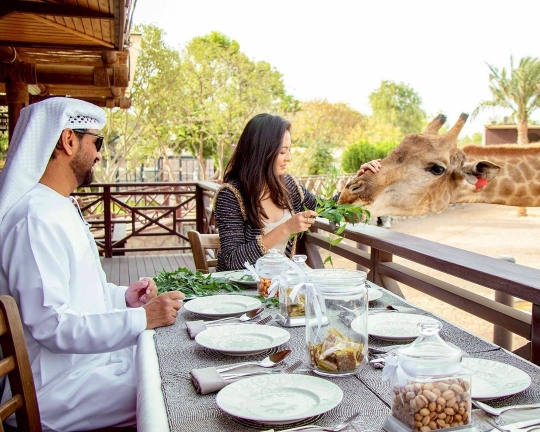 Gaya Elegan Raline Shah Beri Makan Hewan Didampingi Pengusaha Dubai