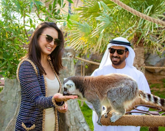 Gaya Elegan Raline Shah Beri Makan Hewan Didampingi Pengusaha Dubai