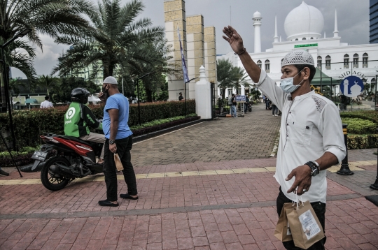 Pembagian Takjil Drive Thru di Masjid Al-Azhar