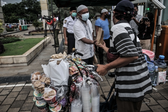 Pembagian Takjil Drive Thru di Masjid Al-Azhar