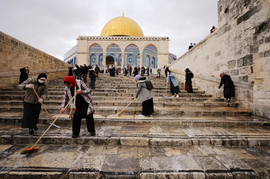 Gotong Royong Muslim Palestina Bersihkan Kompleks Masjid Al-Aqsa