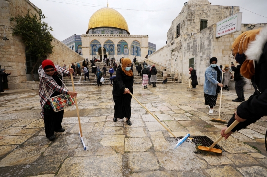 Gotong Royong Muslim Palestina Bersihkan Kompleks Masjid Al-Aqsa