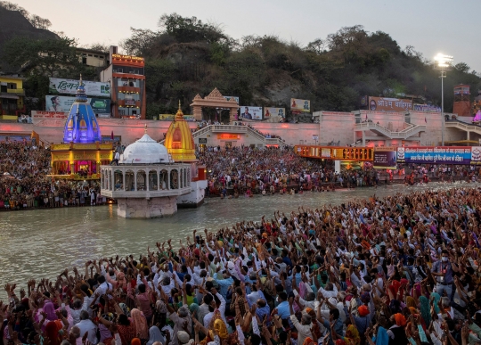 Ribuan Warga India Berjubel Rayakan Kumbh Mela di Sungai Gangga