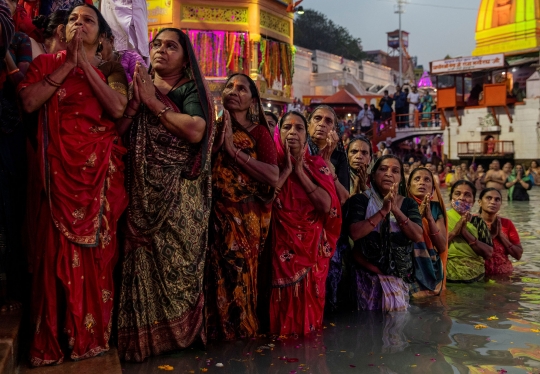 Ribuan Warga India Berjubel Rayakan Kumbh Mela di Sungai Gangga