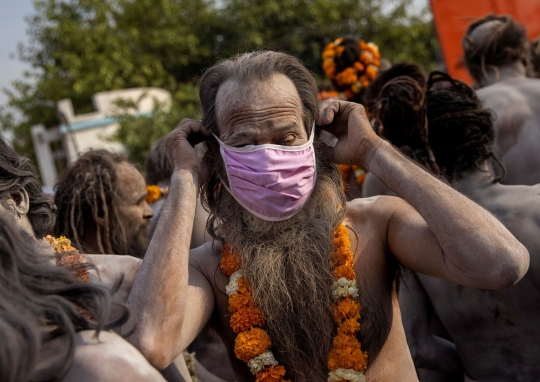 Ribuan Warga India Berjubel Rayakan Kumbh Mela di Sungai Gangga