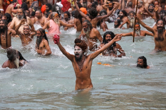 Ribuan Warga India Berjubel Rayakan Kumbh Mela di Sungai Gangga