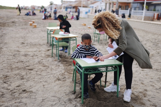 Anak-Anak Spanyol Belajar Tatap Muka di Pantai