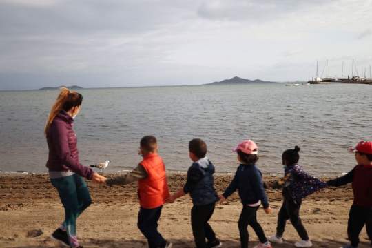 Anak-Anak Spanyol Belajar Tatap Muka di Pantai