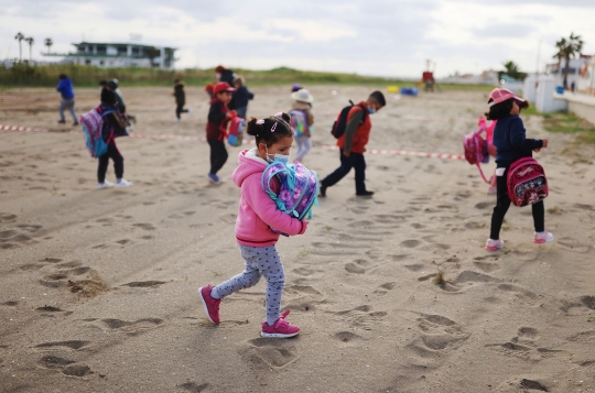 Anak-Anak Spanyol Belajar Tatap Muka di Pantai