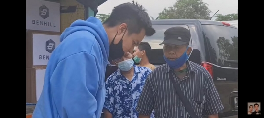 6 Potret Baim Wong Bagi-bagi Baju, Sempat Ngambek tapi Ada Pak Kumis Bikin Gereget