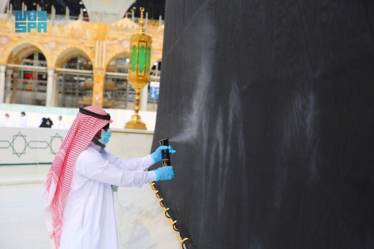 Menengok Perawatan Ka'bah Kala Ramadan