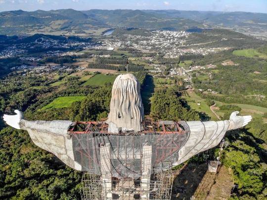 Melihat Pembangunan Patung Yesus Terbesar Ketiga di Dunia
