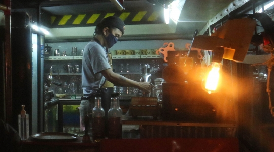 Uniknya Kafe Berkonsep Metromini di Bekasi