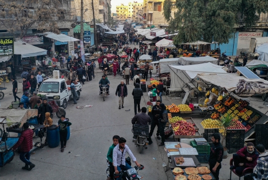 Berburu Makanan Buka Puasa di Antara Reruntuhan Suriah