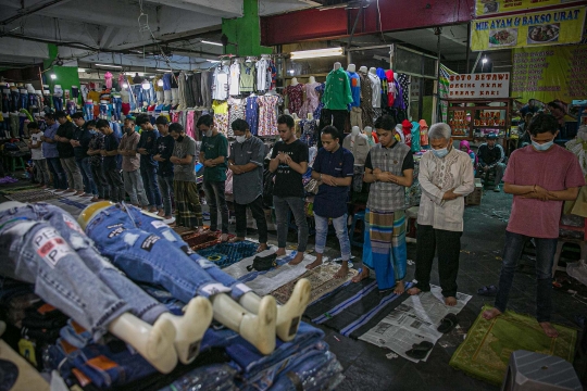 Suasana Jumatan di Pasar Tanah Abang Kala Ramadan