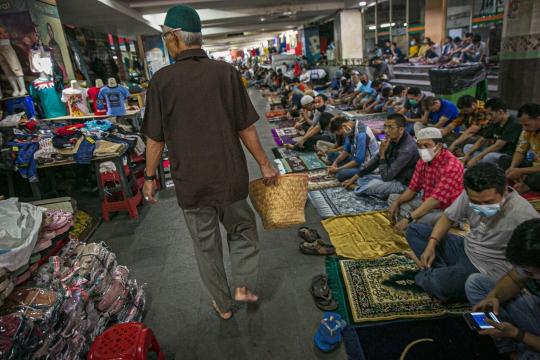 Suasana Jumatan di Pasar Tanah Abang Kala Ramadan