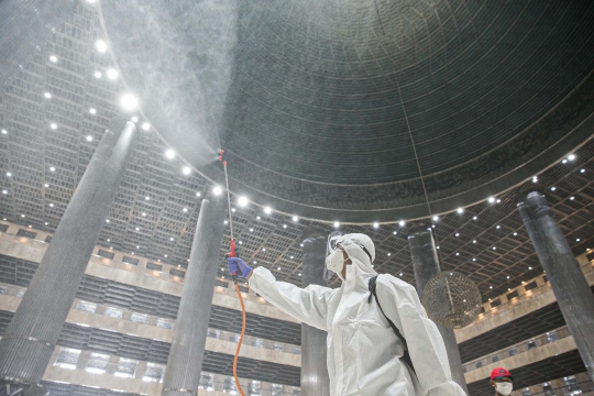 Antisipasi Covid-19, Masjid Istiqlal Disemprot Disinfektan