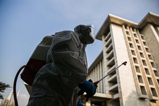 Antisipasi Covid-19, Masjid Istiqlal Disemprot Disinfektan