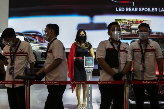 Gaya SPG Bermasker di IIMS Hybrid 2021