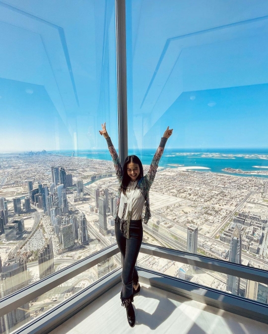 5 Potret Liburan Mewah Raline Shah di Dubai, Abadikan Momen di Gedung Tertinggi Dunia