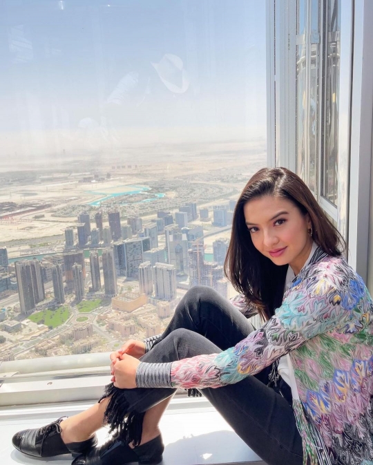 5 Potret Liburan Mewah Raline Shah di Dubai, Abadikan Momen di Gedung Tertinggi Dunia