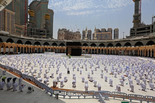 Suasana Khidmat Salat Jumat Pertama Ramadan di Masjidil Haram