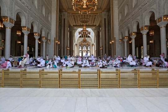 Suasana Khidmat Salat Jumat Pertama Ramadan di Masjidil Haram